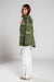 Chaqueta color verde con diseño de mangas removibles. Estampados con mensajes