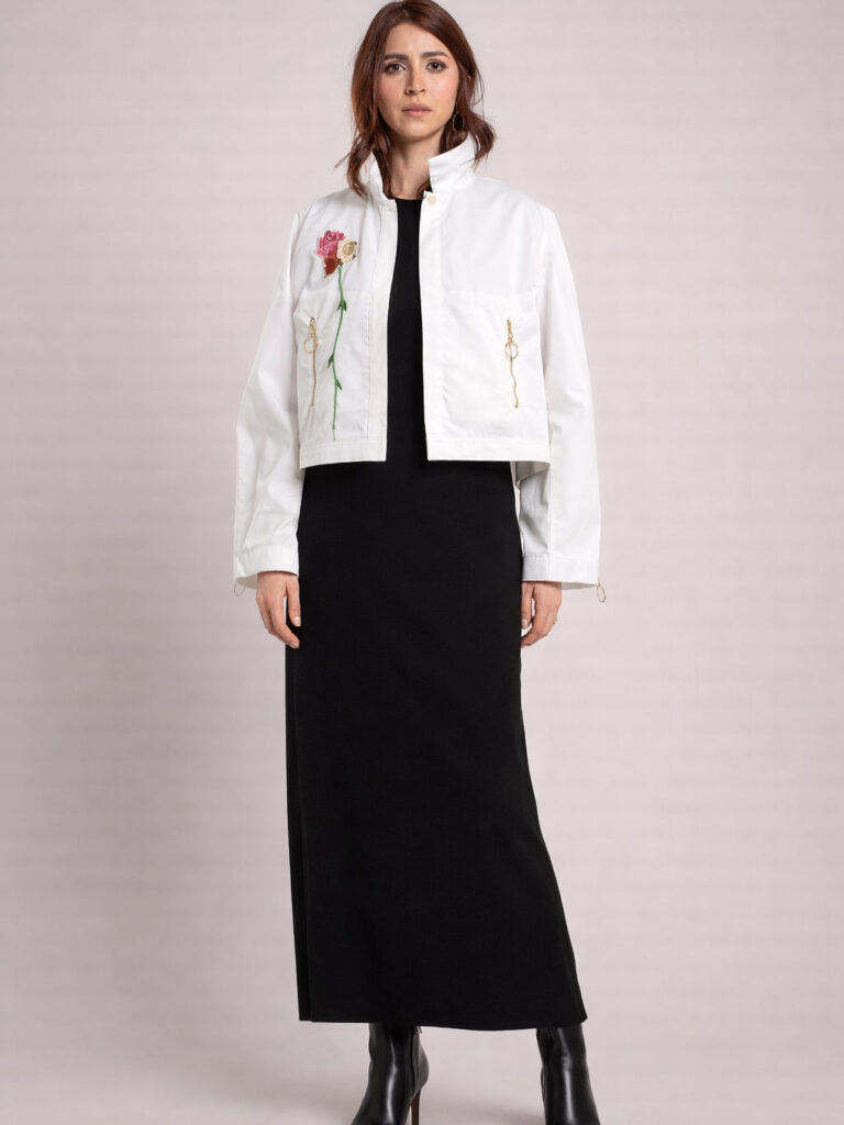 Chaqueta marfil con bordado rosa – GORAH