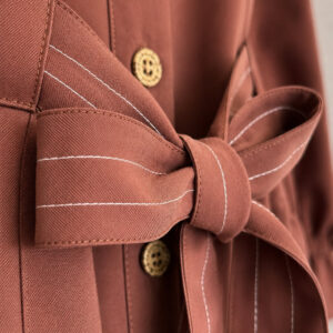 Vestido corto con botones de diseño – GORAH