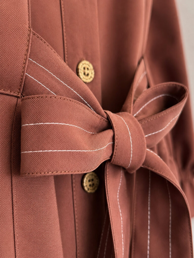 Vestido corto con botones de diseño – GORAH