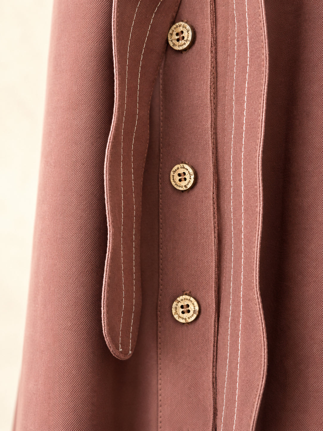 Vestido corto con botones de diseño – GORAH