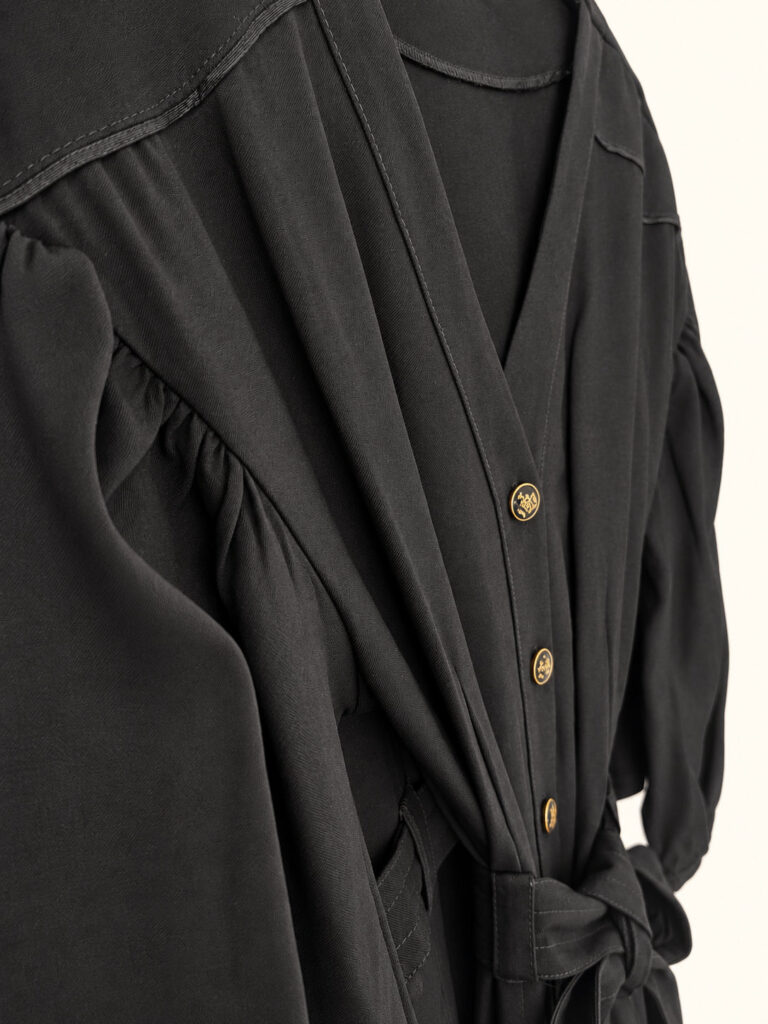 Vestido corto con botones de diseño – GORAH