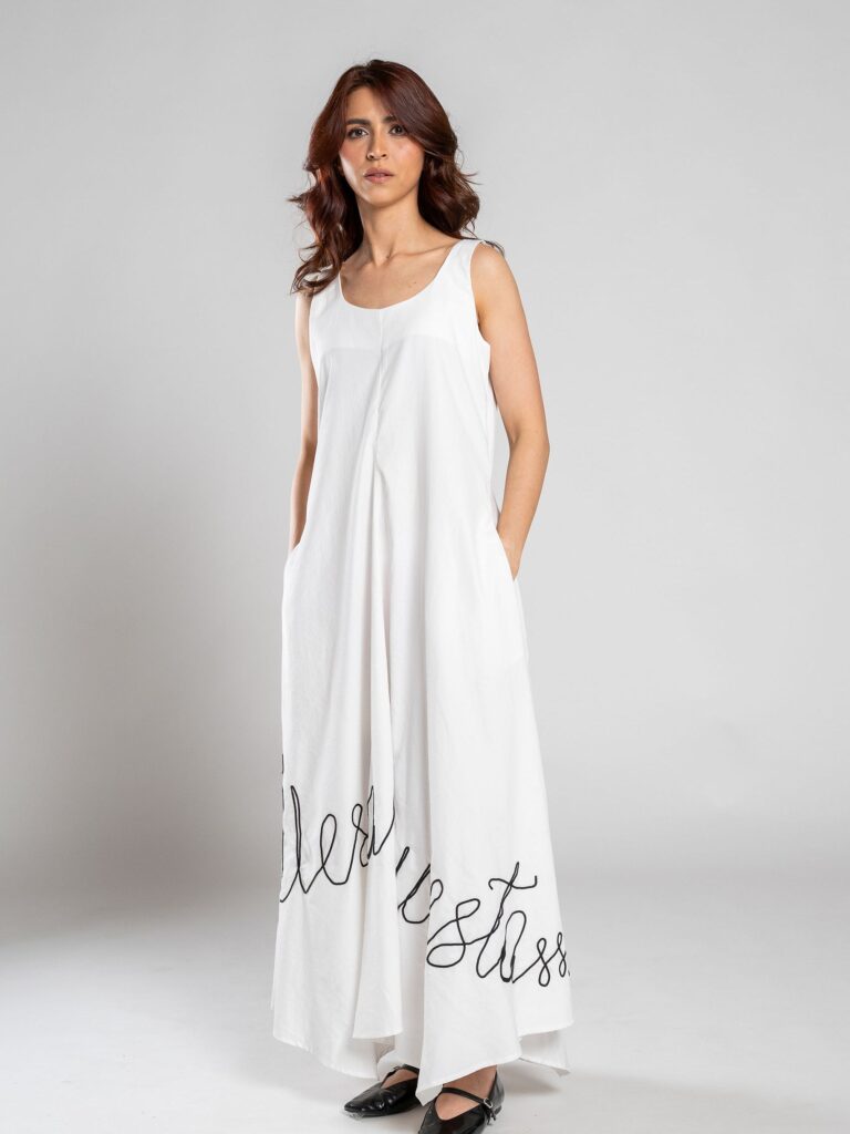 Vestido marfil con letra negra – GORAH
