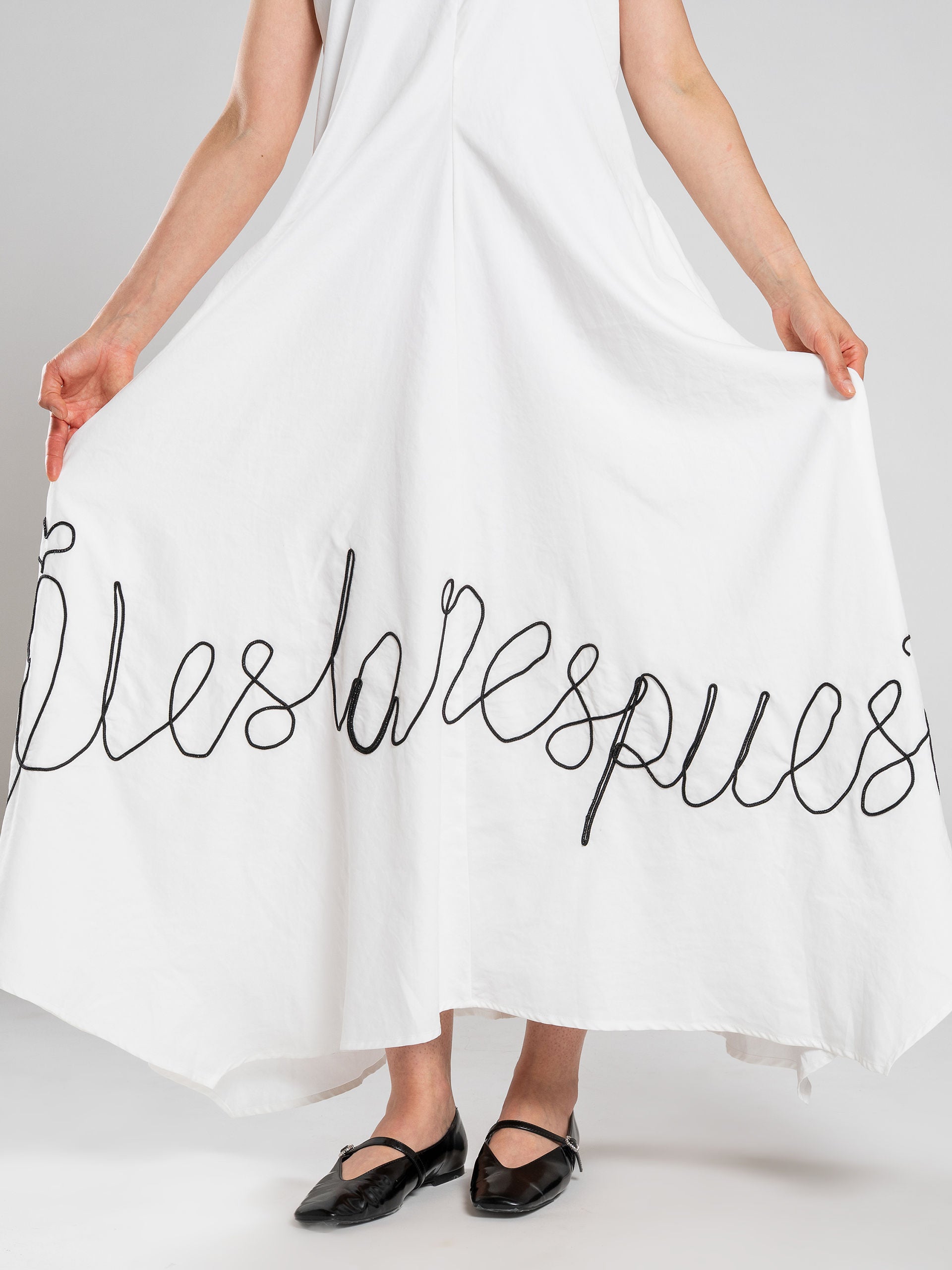 Vestido marfil con letra negra – GORAH