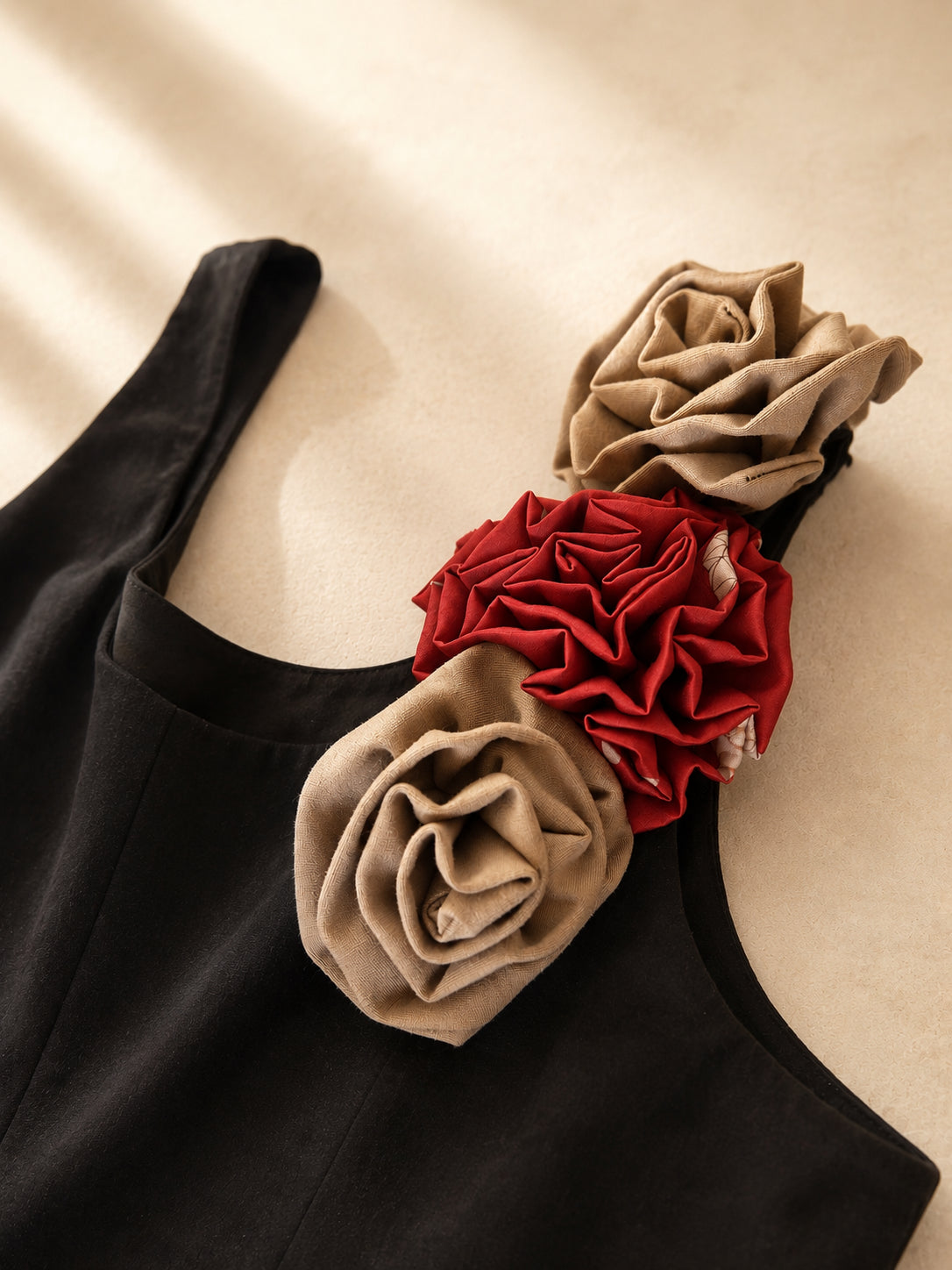 Vestido negro con flores – GORAH