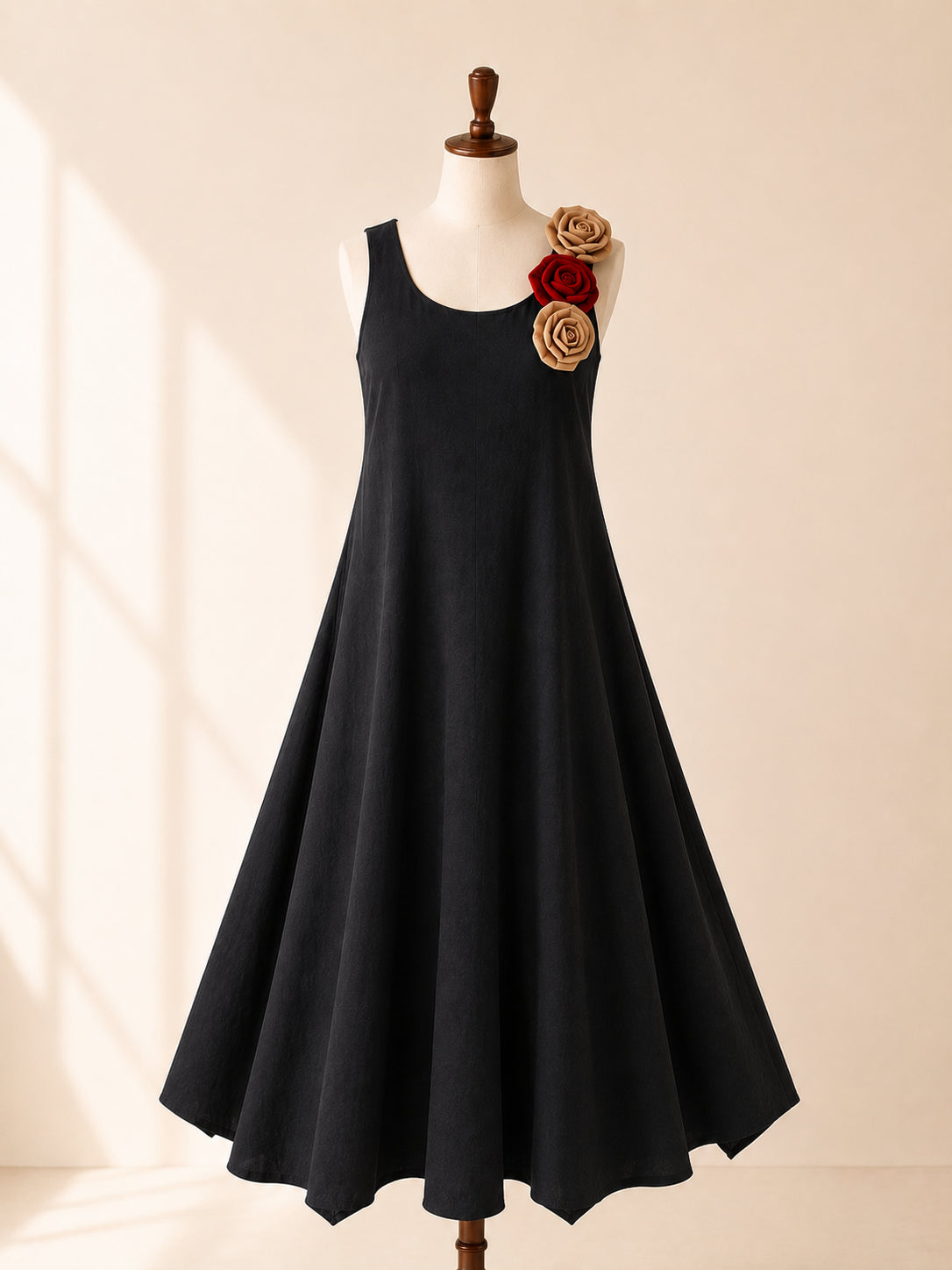 Vestido negro con flores – GORAH