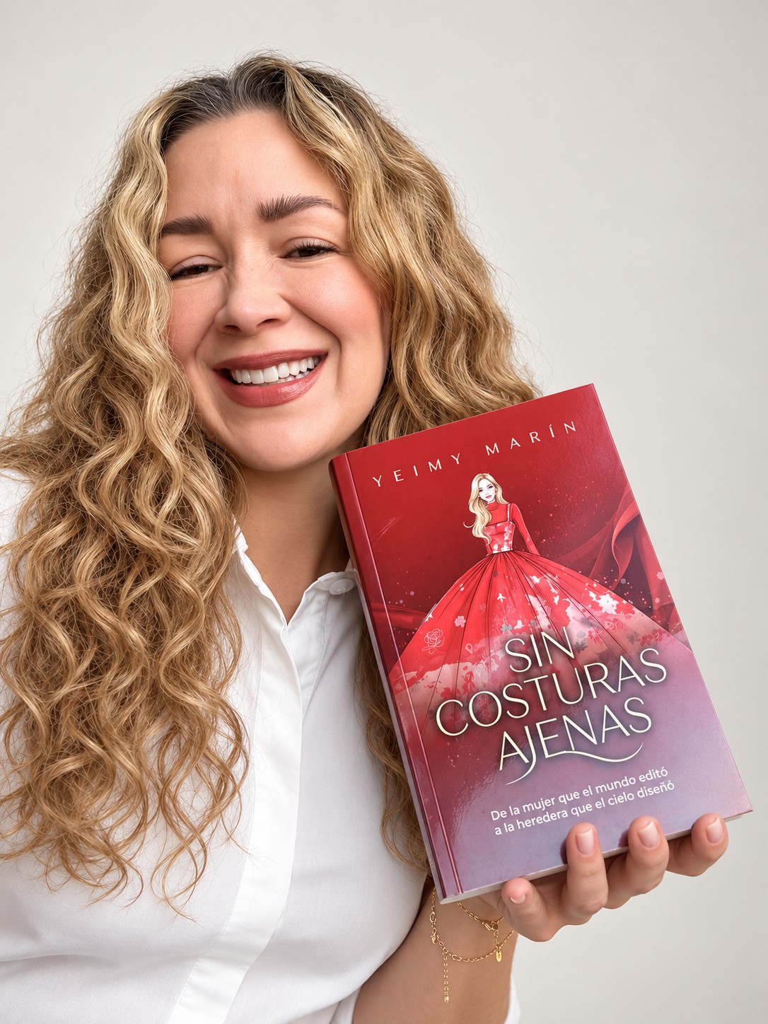 Yeimy Marín con su libro Sin costuras ajenas